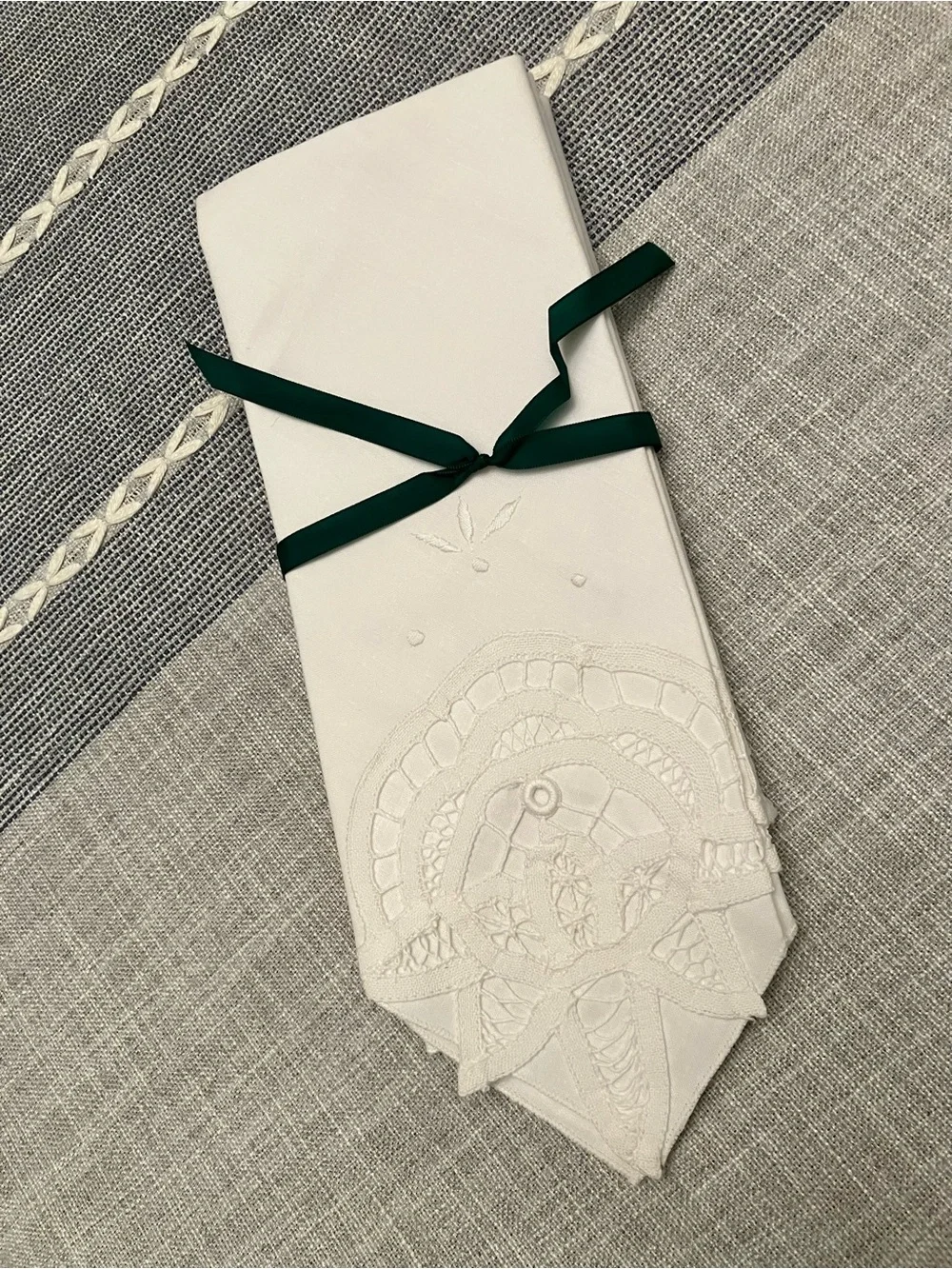 Set of 4 vintage crisp white cloth napkins w/ Battenberg lace embroidered corner